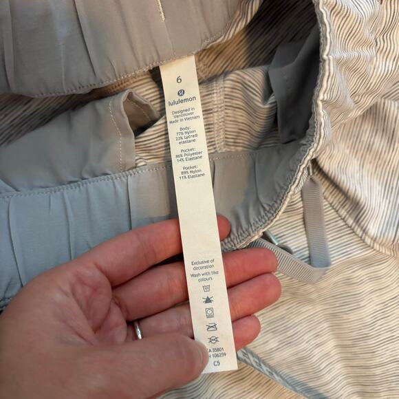 Lululemon On The Fly Pant Sz 6 Cropped Light Grey Athletic Athleisure - Picture 10 of 10
